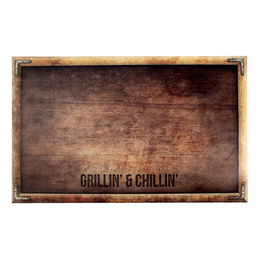 customized grill mat with a woodgrain pattern and text that reads ”Grillin’ & Chillin’” 